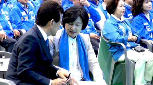 10일 오후 청주 올림픽기념국민생활관에서 열린 더불어민주당 6.13지방선거 승리 결의대회에 참석한 추미애(오른쪽) 대표와 이시종 충북지사가 귓속말을 하며 미소짓고 있다.