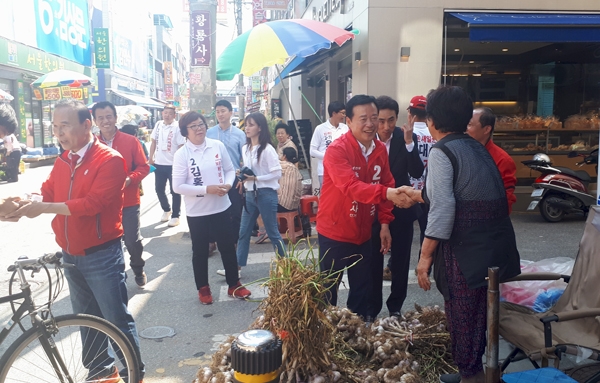 자유한국당 박영국 충북지사후보가 공식선거운동 둘째 날인 1일 고향 보은장을 찾아 민생챙기기에 나섰다.