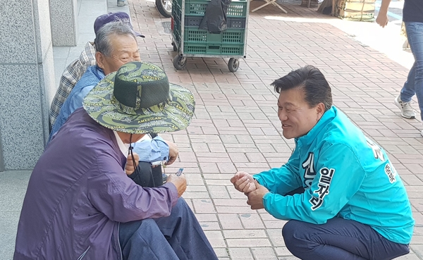 바른미래당 신용한 충북지사후보가 1일 중남부권 거리유세 중 상가 앞에 앉아있는 노인들과 담소를 나누고 있다.