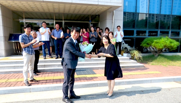 지난 2일 5대 충청지방통계청장으로 취임한 송금영(왼쪽) 청장이 24일 청주사무소를 방문, 업무보고를 받고 직원간담회를 가졌다.