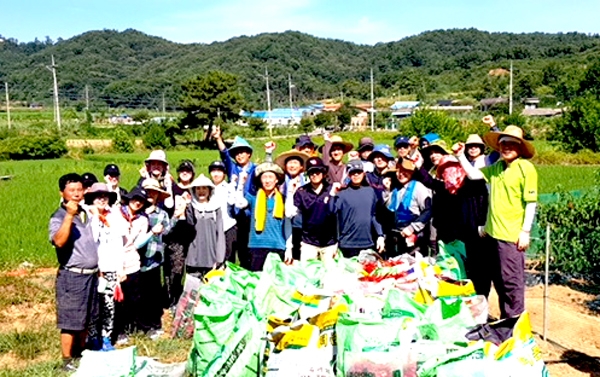 서청주새마을금고 임직원 50여명은 15일 진천군 문백면 일원 농가 일손 돕기에 나섰다.