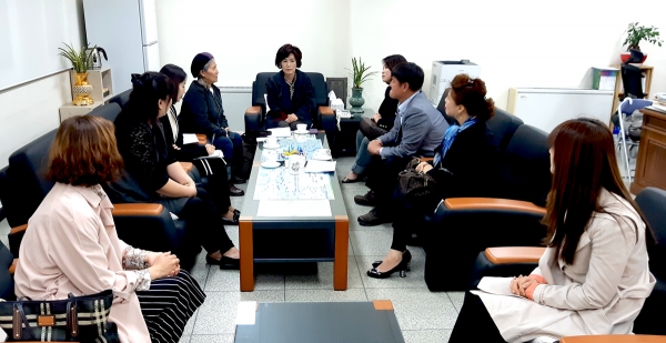 충북도의회 이숙애 교육위원장이 17일 오후 최근 논란이 되고 있는 스쿨미투(학교성폭력) 대책마련을 위한 전문가, 학부모 초청 간담회를 개최했다.