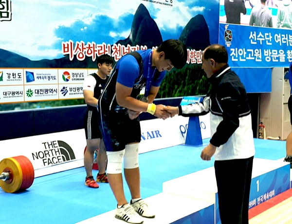 충북 영동고(교장 박희철)가 전북 진안에서 열린 99회 전국체전 역도에서 은메달 3개를 획득했다.