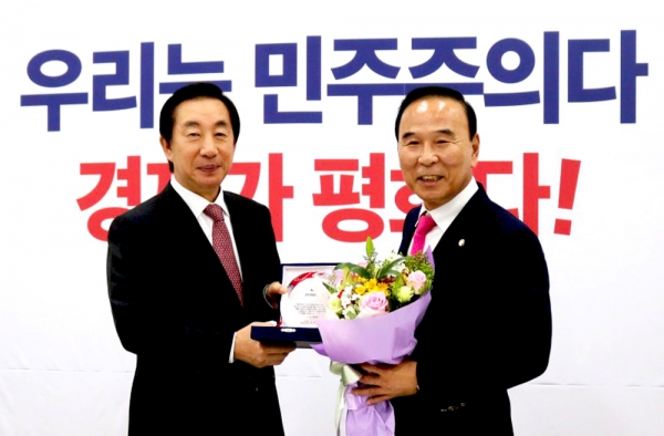 박덕흠(오른쪽) 의원이 30일 김성태 자유한국당 원내대표로부터 우수 국감의원 표창을 받은뒤 기념촬영을 하고 있다.