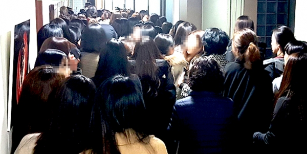 충북 사립유치원장과 교사 200여명이 15일 유치원 온라인 입학관리시스템 '처음학교로' 미등록 사립유치원에 대한 충북도교육청의 강력 제재 방침에 항의 방문했다.