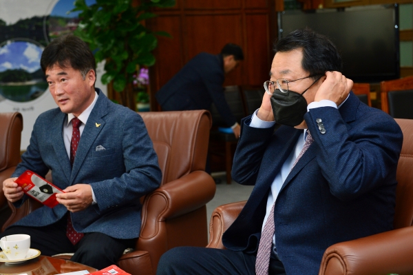 이상천(오른쪽) 제천시장이 지난 15일 생명마스크 기탁증서 전달식에 앞서 방연마스트를 직접 써 보는 시연을 해 보이고 있다.