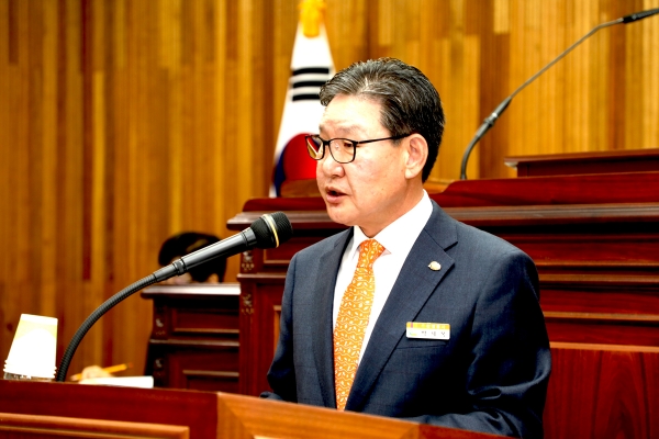박세복 영동군수가 26일 264차 영동군의회 정례회 본회의장에서 2019년 예산안 제출과 관련, 시정연설을 했다.