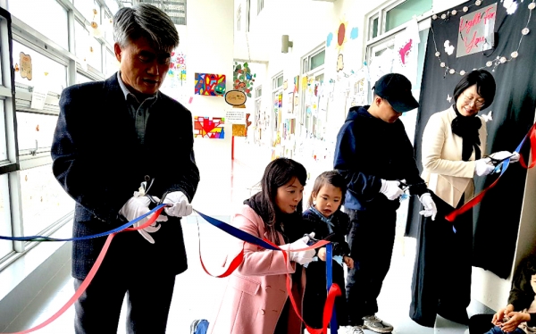 충주혜성학교 유치원 학생 7명이 27일 한국교통대학교에서 열린 '특별한 미술관' 개관식에 참여한 뒤 관람했다.