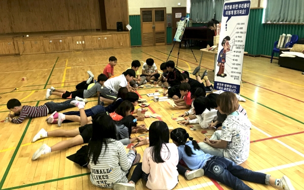 옥천군보건소는 6일 서울 AW컨벤션센터에서 열린 2018년 지역사회 금연사업 성과대회에서 금연환경 조성 우수기관으로 보건복지부장관 표창을 받았다. 사진은 찾아가는 금연교육현장.