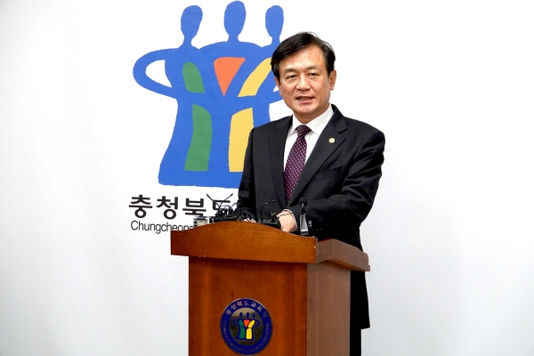 김병우 충북교육감이 6일 기자실에서 내년 3월 1일자로 단행할 조직개편안을 설명하고 있다.