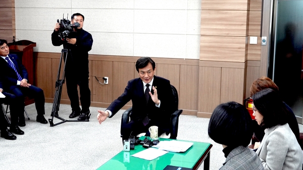 김병우 교육감이 6일 기자실에서 2019년 3월 1일자 조직개편안을 발표후 출입기자 간담회를 하고 있다.
