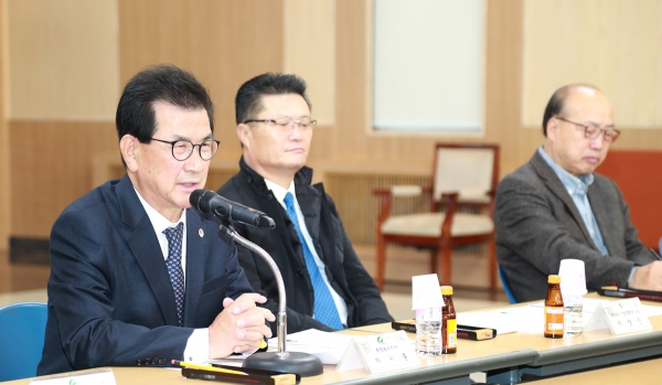 이시종 충북지사가 11일 오전 도청 대회의실에서 '2019년 지역경제 활성화를 위한 기업인간담회'를 개최했다.