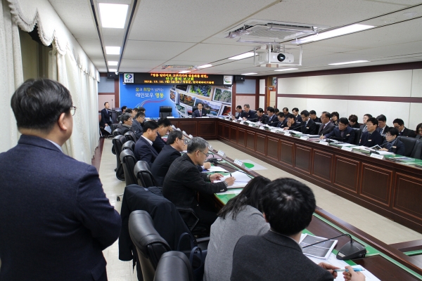 영동군은 지난 10일 군청 상황실에서 일라이트 상용화를 위한 실증연구 보고회를 개최했다.