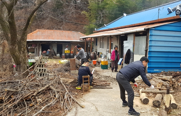 충북개발공사 직원들은 지난 21일 영동군 용화면의 한 할머니댁을 찾아 장작패기 봉사활동을 벌였다.