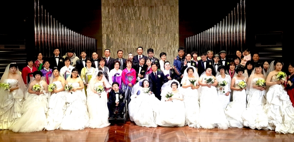 제천시 새마을회(회장 이동연)는 지난 11일 그랜드컨벤션에서 열린 '2019년 제천시 새마을 가족 신년회'에서 지적장애인 13쌍의 합동결혼식을 지원했다.