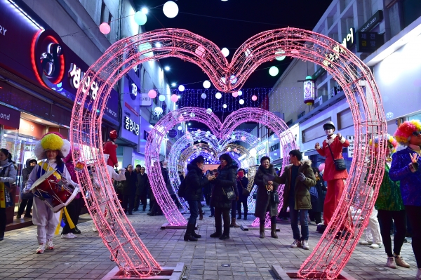 18일 제천 문화의 거리 메인무대 개막 점등행사로 황량했던 겨울 도심 문화의거리 1㎞에 LED(발광다이오드) 벚꽃조명 200여개가 불을 밝혔다.