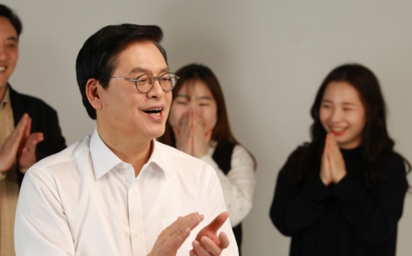 정우택(사진) 국회의원이 한국인으로서는 역대 네번째로 미국 동서문화센터(EWC) ‘자랑스러운 동문상’ 수상자 명단에 이름을 올렸다.