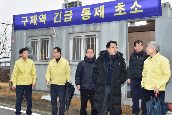 이상천(오른쪽 두 번째) 제천시장이 3일 구제역 거점소독소를 찾아 설 연휴에도 비상근무를 하는 직원들을 격려했다.