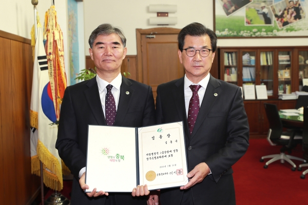 이시종(오른쪽) 충북지사가 15일 김용국(왼쪽) 정무특별보좌관에게 임용장을 수여했다.