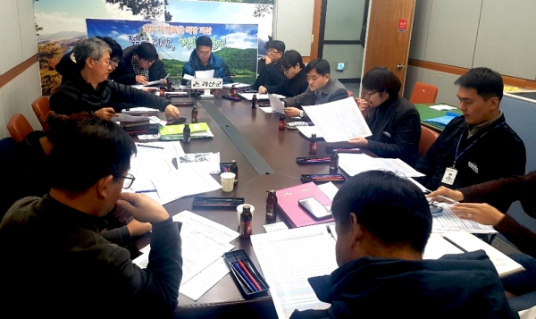 충북도가 동남부 4개 군과 강호축 연계사업인 백두대간 관광개발 계획 수립을 위한 실무회의에 들어갔다.