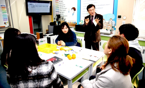 김병우 충북교육감이 20일 오후 오창초등학교 교직원들의 2019학년도 새 학년 준비를 위한 워크숍에 참석했다.
