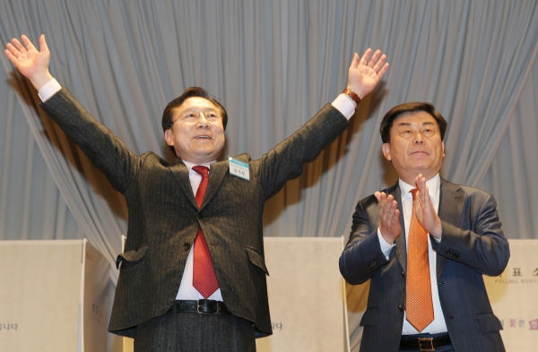 제26대 중기중앙회장으로 김기문(왼쪽) 제이에스티나 회장의 당선이 발표되자 박성택(오른쪽) 전임 회장이 축하박수를 치고 있다.