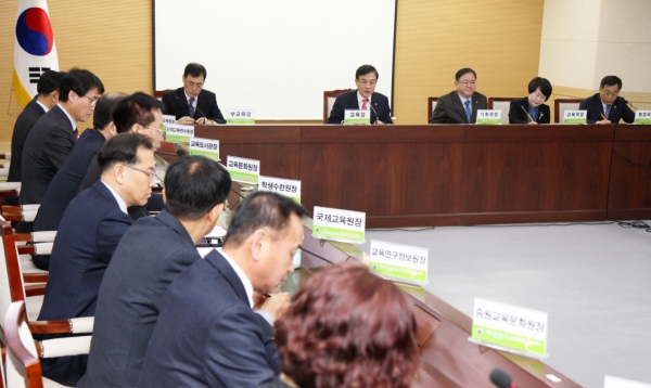 김병우 충북교육감이 19일 오전 행복관 2층 회의실에서 2019년 첫 교육장 정례회의를 개최했다.