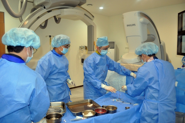 청주한국병원 의료진이 인터벤션센터에서 폐색된 양측 하지동맥 환자에게 풍선확장술을 시행하고 있다.