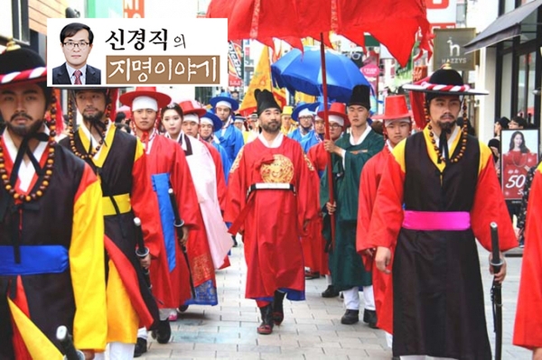 지난해 5월 19일 오후 12회 세종대왕 초정약수 축제 홍보를 위해 마련한 청주문화원의 세종대왕 어가행렬 재현행사가 시민들의 이목을 끌고 있다.