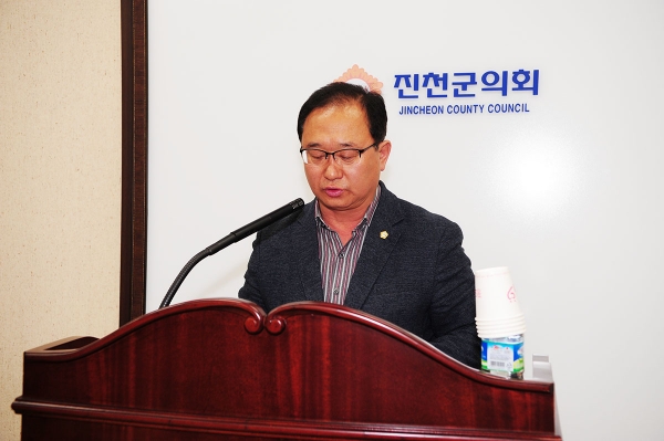 진천군의회 김성우 의원이 지난 22일 열린 276회 임시회에서 충북혁신도시 내 세무지서 신설 촉구 건의문을 대표 발의, 채택했다.