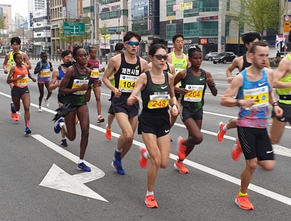 제천시청의 최경선(여·27) 선수가 지난 7일 오전 대구에서 열린 '2019대구국제마라톤대회'에서 2시간 29분 06초로 여자 국내부 1위(국제부 3위)를 차지했다.