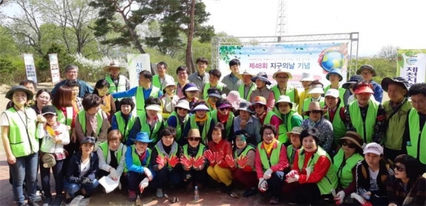 제천시와 제천지속가능발전협의회가 오는 19일 솔방죽생태공원에서 '지구의 날(Earth Day)' 행사를 개최한다.