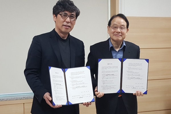 박중겸(오른쪽) 청주하나병원장이 18일 오후 회의실에서 청주행복네트워크 김창수(왼쪽) 센터장과 의료지원 업무협약을 체결하고 기념촬영을 하고 있다.