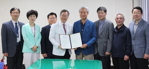 청주의료원(원장 손병관)과 충북도의정회(회장 김준석)는 24일 오후 의료원 회의실에서 진료협약을 체결했다.