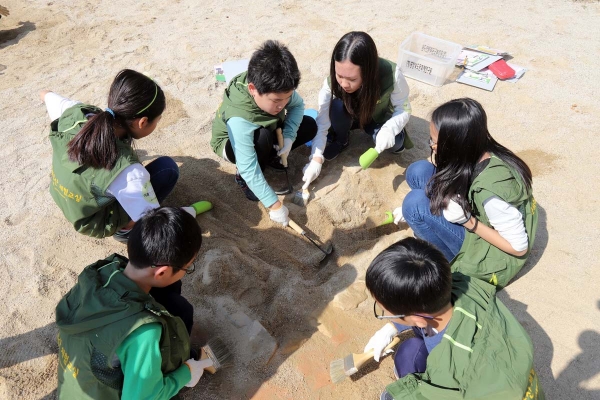 충북도와 초록우산 어린이재단 충북본부가 2일 충북문화관에서 '꿈을 키우는 우리, 오늘은 우리가 주인공'을 주제로 어린이날 행사를 개최했다.