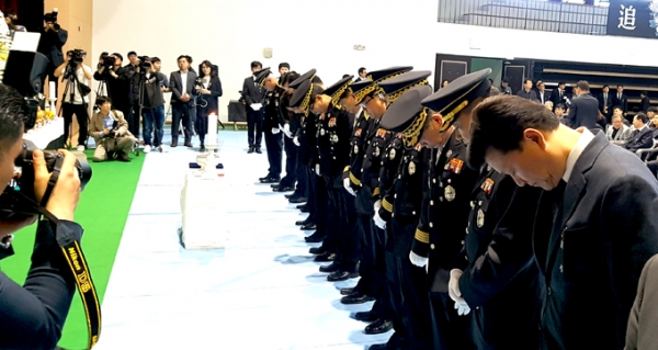 충북지사후보는 21일 제천 어울림체육센터에서 열린 ‘제천화재 참사 피해자 합동영결 추모식’에서 29명 희생자들의 넋을 위로했다.