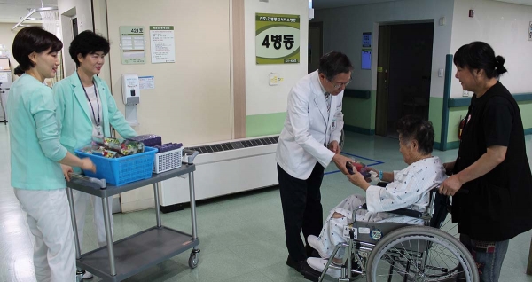 청주의료원 손병관(오른쪽서 세번째) 원장과 김기란(왼쪽 두번째) 간호부장이 8일 어버이날을 맞아 입원환자 450여명에게 카네이션을 선물했다.