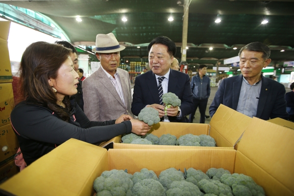 한범덕 청주시장이 13일 서울 가락동 도매시장을 직접 방문해 유통관계자와 면담하고 출하 생산자 단체인 미원양채영농조합법인을 격려했다.