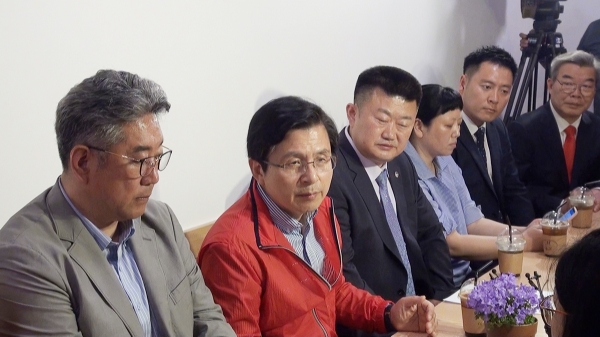 황교안(왼쪽 두번째) 자유한국당 대표가 전국 민생투어 일정으로 14일 오후 청주를 방문했다.