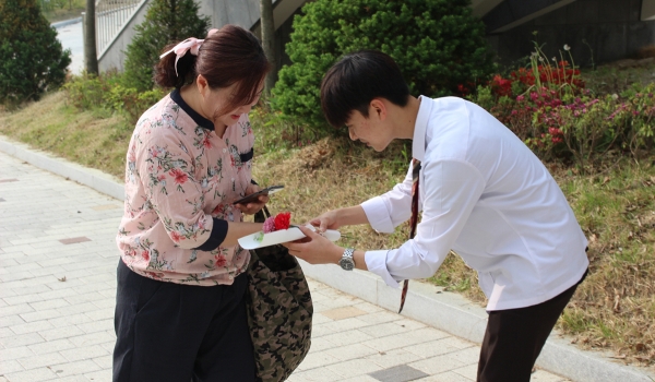 스승의 날인 15일 진천 광혜원고에선 학생들이 출근길 선생님들에게 카네이션과 손편지를 선물했다.