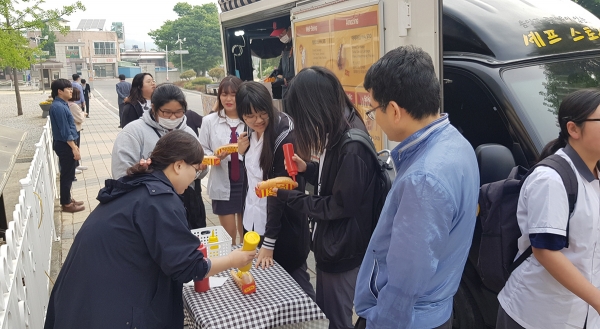 15일 증평공고에선 스승의 날을 맞아 교사들이 푸드트럭을 준비해 등교하는 학생들에게 햄소지지 버거를 선물했다.