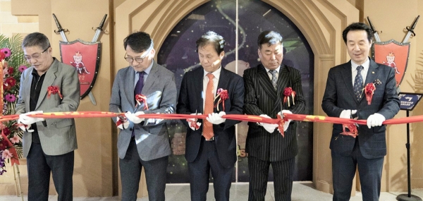 지난달 27일 중국 현지법인 상해 씨엘바이오 창립기념식에서 최종백(왼쪽에서 세 번째) 씨엘바이오 대표, 김종필(왼쪽에서 두 번째) 카이럔미디어 대표가 테이핑 절단식을 하고 있다.