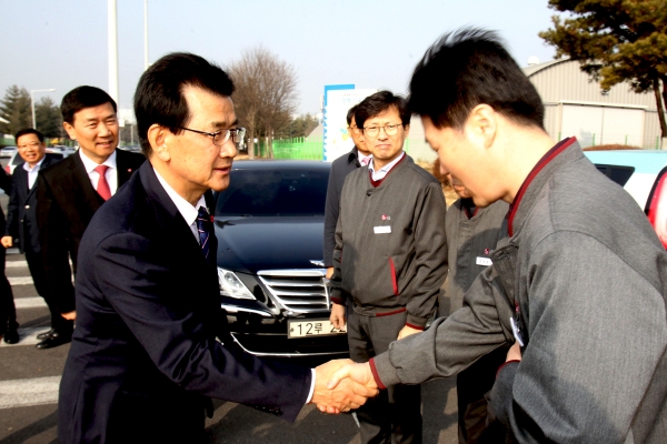 이시종(왼쪽) 충북지사가 2017년 1월 4일 LG화학 청주 오창공장을 방문해 근로자들을 격려하고 있다.