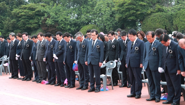 충북도는 6일 오전 청주 사직동 충혼탑에서 호국용사와 순국선열의 고귀한 희생정신을 기리는 '64회 현충일 추념식'을 개최했다.