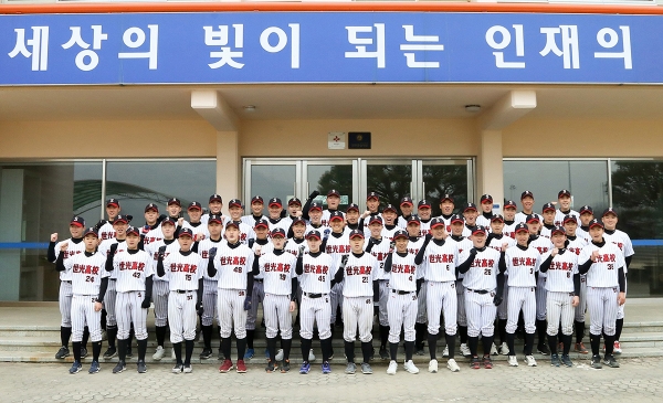 청주 세광고등학교(교장 최원영) 야구팀이 2019년 고교야구 주말리그에서 우승하면서 3연패를 이어가게 됐다.