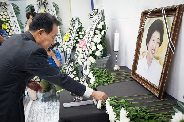 변재일 민주당 충북도당위원장이 12일 당사에 마련된 고 이희호 여사 추모 분향소에 헌화하고 있다.