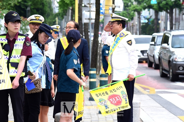 이상천 제천시장은 취임1주년인 지난 1일 의림초등학교를 찾아 등굣길 어린이들의 교통안전 봉사활동을 벌였다.