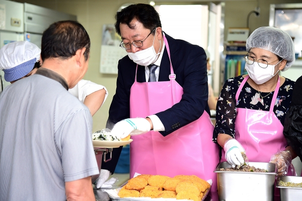 이상천 제천시장은 취임1주년인 지난 1일 하소동 제천종합사회복지관을 찾아 점심 배식봉사를 했다.