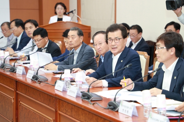 충북도가 8일 도청 소회의실에서 수출효자 종목인 반도체 생산 핵심소재의 일본수출 규제에 대응해 민관 회의를 개최했다.