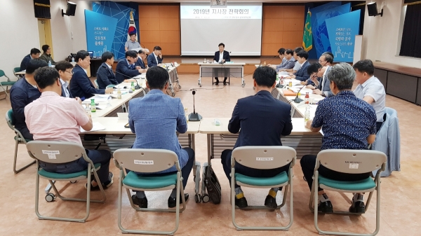 LX한국국토정보공사 충북본부(본부장 이종환)는 12일 회의실에서 '2019년 지사장 전략회의'를 개최했다.